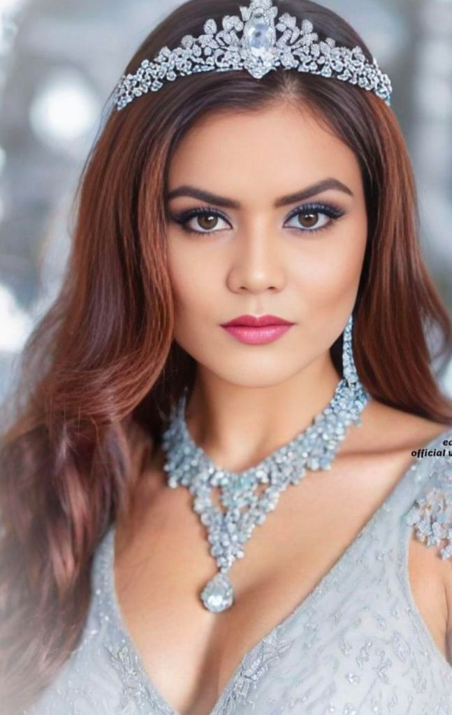 Actress Leena Singh Paid Couple Live Topless